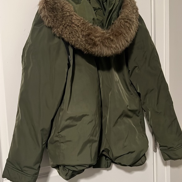Old navy women’s hunter green puff jacket - Picture 4 of 4